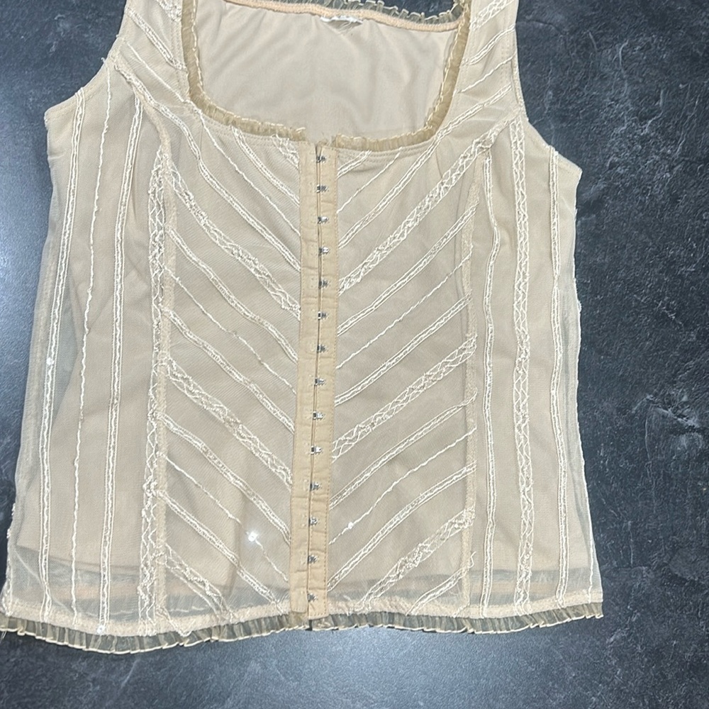Adorable lines booster type tank.  Lining is stretchy.  Amazing condition